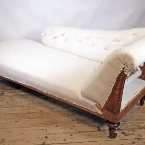 An Elegant Victorian Buttonback Chaise-Longue